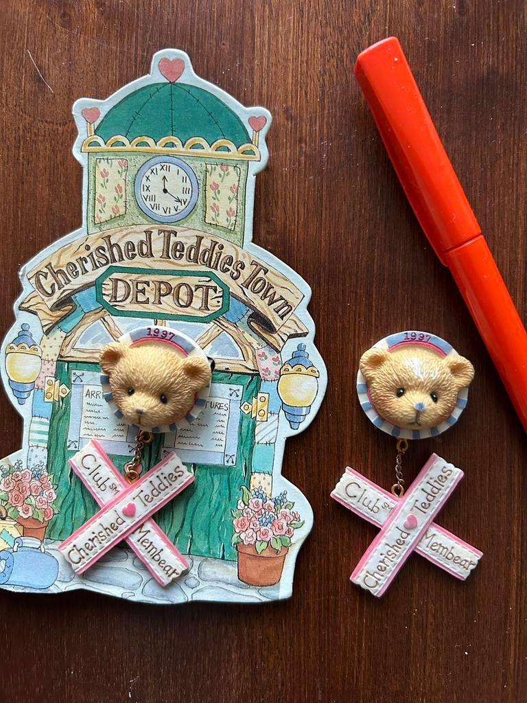 2x Cherished Teddies 1996 Speld/Broche, Ophalen, Zo goed als nieuw, Beeldje, Cherished Teddies
