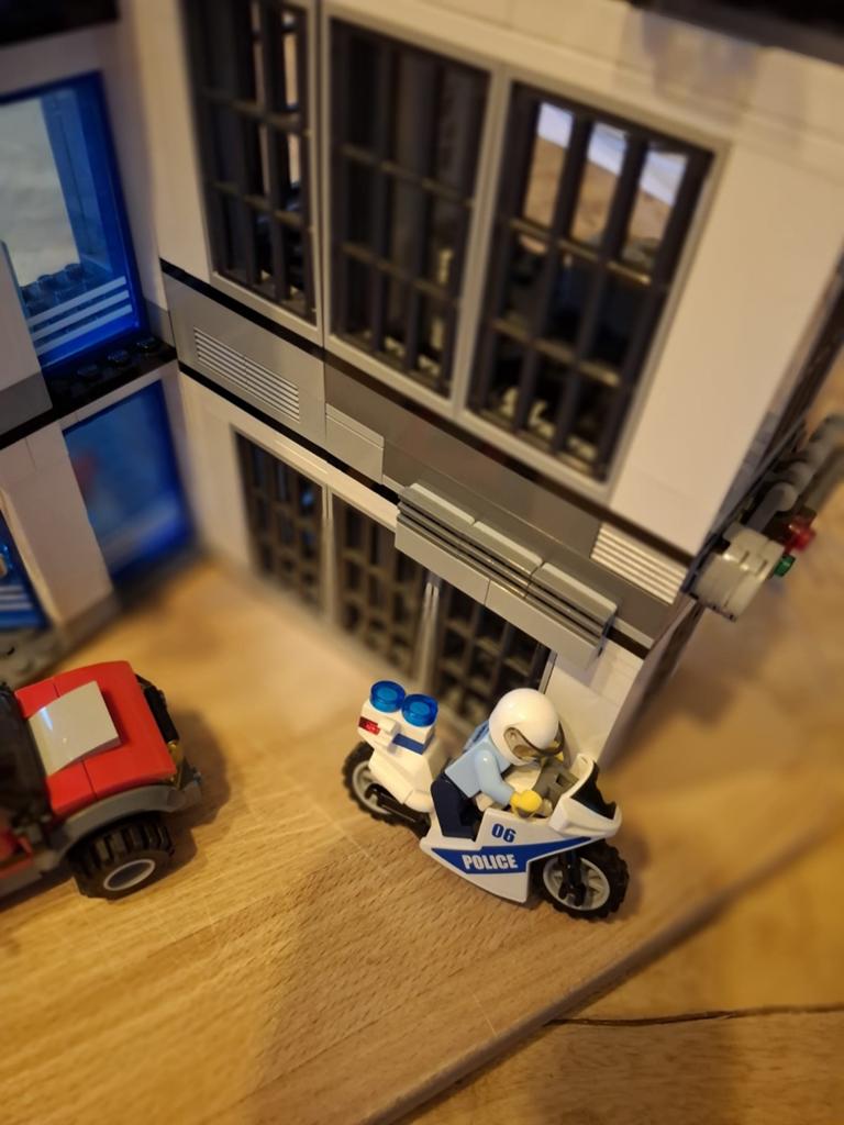 Lego set politie bureau 60141, Hobby en Vrije tijd, Modelauto's | 1:32, Ophalen of Verzenden, Zo goed als nieuw, Auto, Overige merken