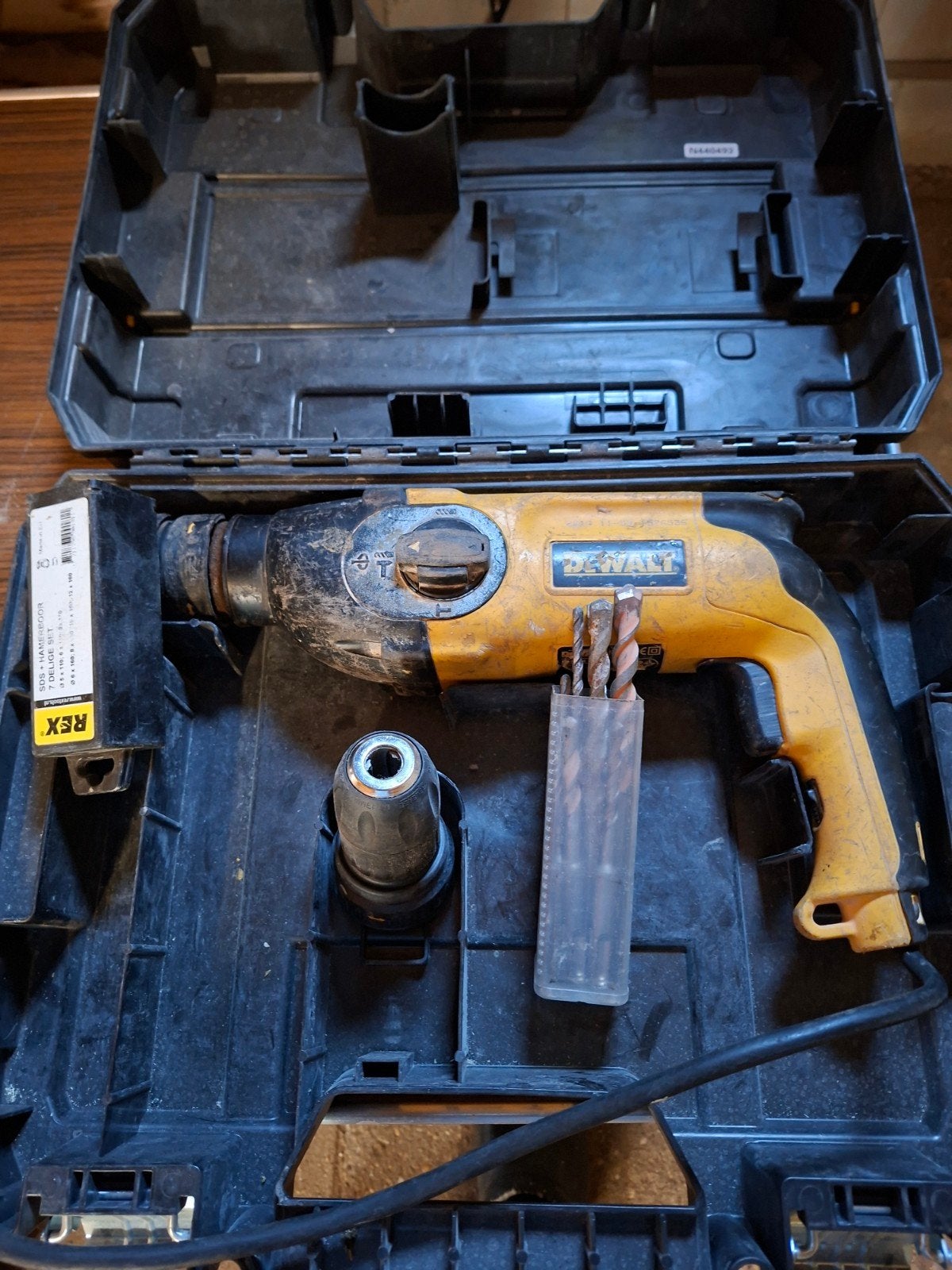 DeWalt D25124QS Boorhamer met SDS-plus borenset, Boor- en/of Breekhamer, Ophalen of Verzenden, Klopboormechanisme, Gebruikt