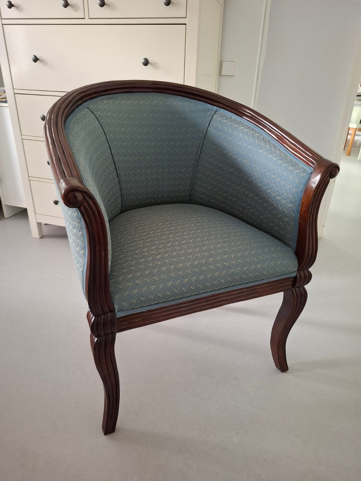 Mahonie fauteuil met blauwe bekleding, Ophalen, Minder dan 75 cm, Zo goed als nieuw, Stof
