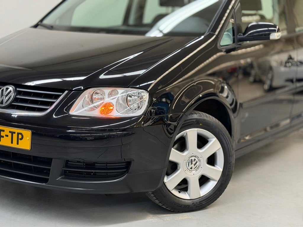 Volkswagen Touran 1.6-16V FSI Business Nieuw Beurt Nw APK Ne, Gebruikt, 4 cilinders, 116 pk, Zwart