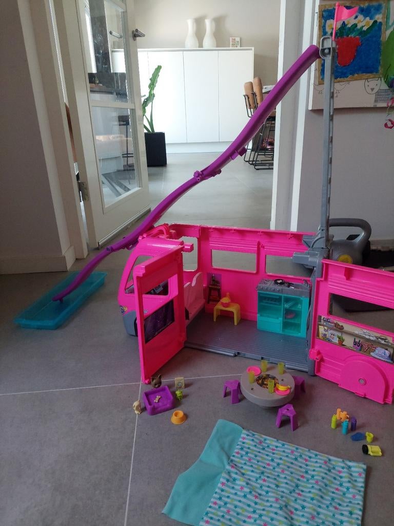 Barbie camper met glijbaan, Kinderen en Baby's, Speelgoed | Poppenhuizen, Ophalen, Zo goed als nieuw, Toebehoren