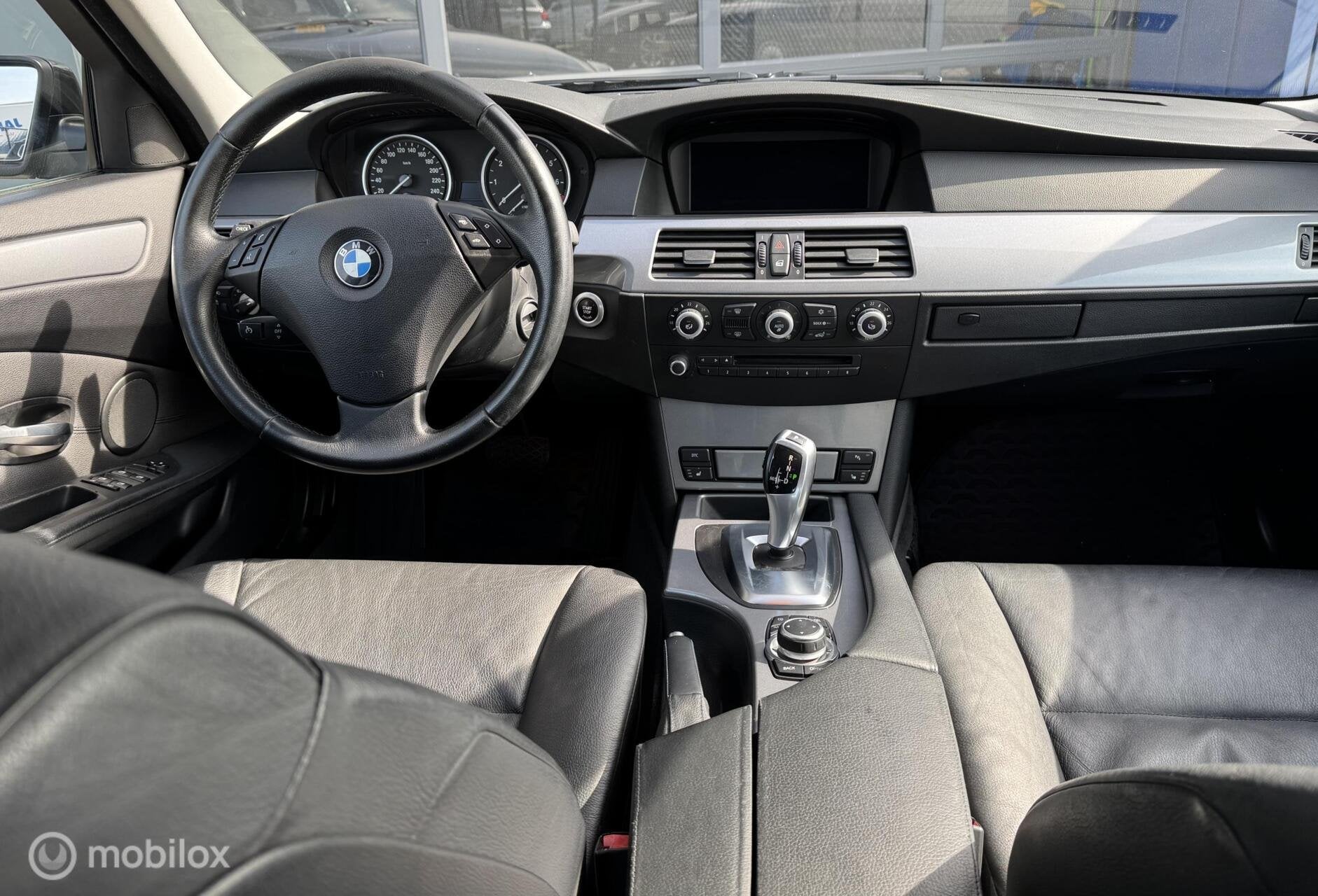 BMW 5-serie 523i LCI Org NL TREKHAAK / LEER / AUT / PDC, Achterwielaandrijving, Automatische klimaatregeling, Zwart, Bedrijf