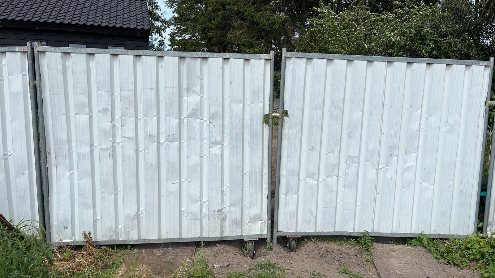 Bouwhekken voorzien van dichte witte panelen, Ophalen, Minder dan 3 meter, IJzer, 1 tot 2 meter