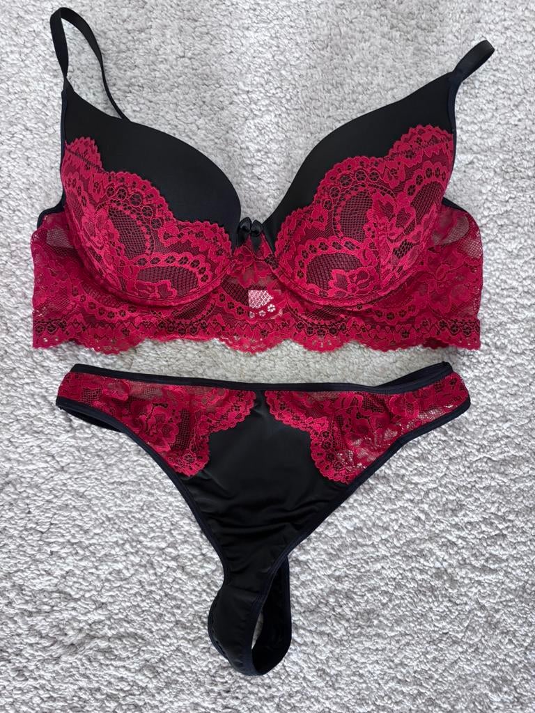 Zwart met rood lingeriesetje., Kleding | Dames, Verzenden, Zwart, BH
