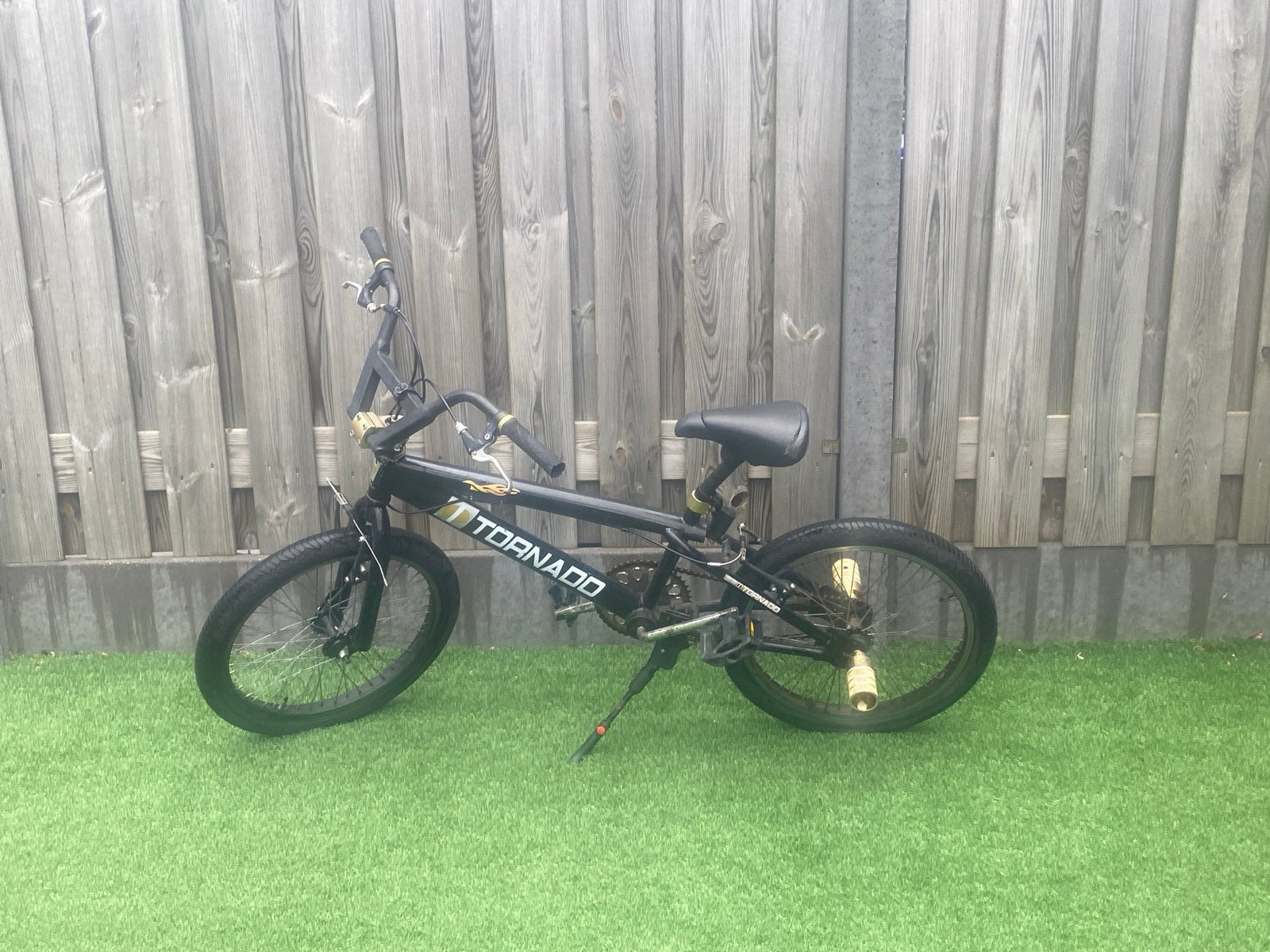 Tornado BMX Fiets - Zwart met Goude  Accenten, Ophalen, Staal, Velgrem, Voetsteunen