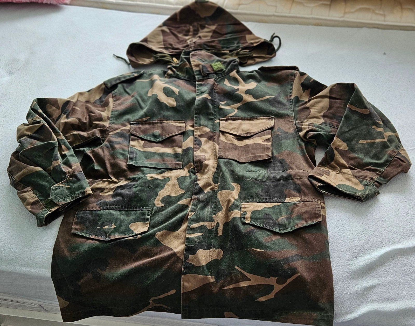 Camo jas met capuchon - Maat L, Kleding | Heren, Jassen | Zomer, Maat 52/54 (L), Onbekend, Ophalen of Verzenden, Gedragen