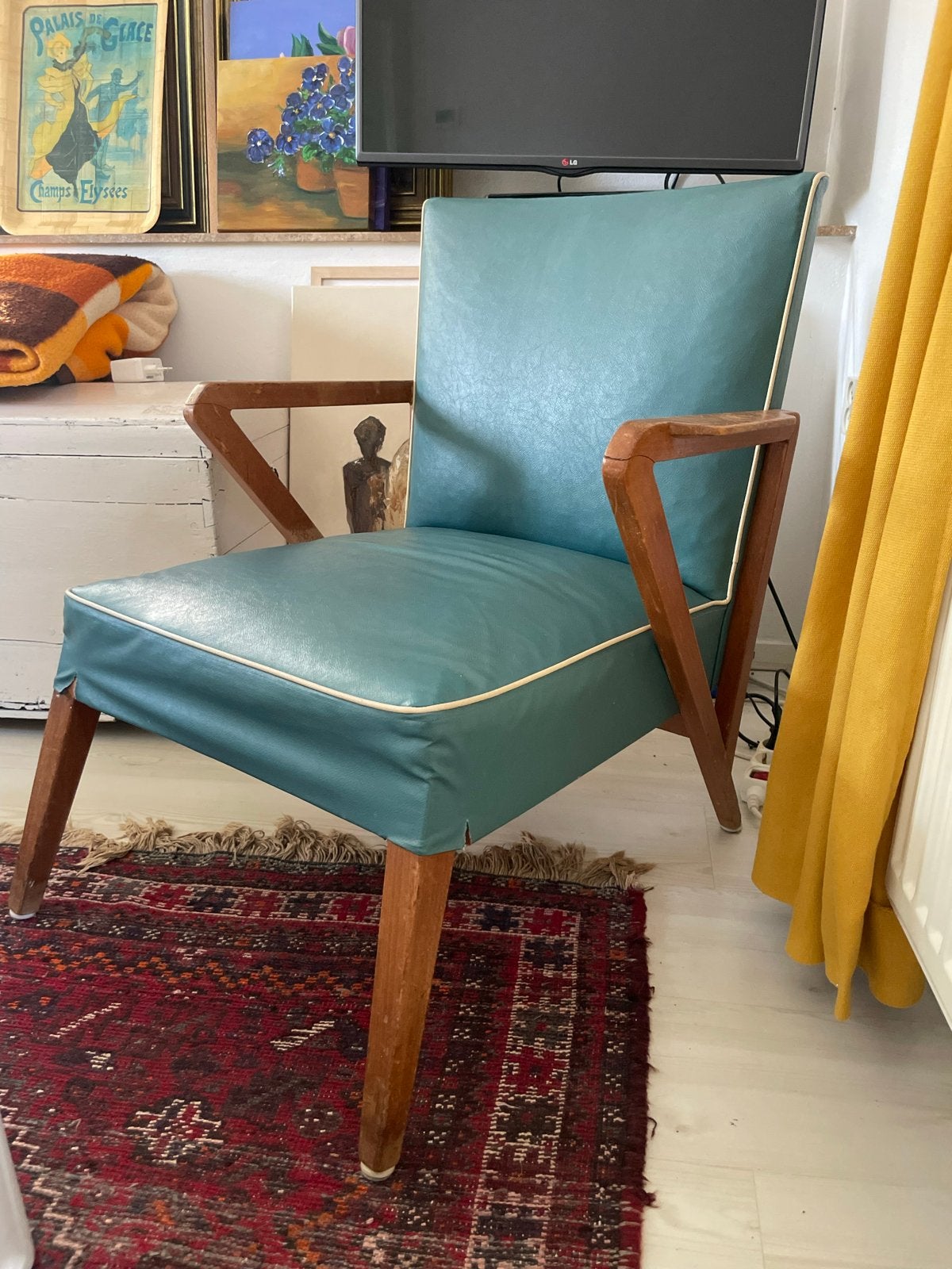 Vintage stoel met blauwgroene bekleding en houten armleuning, Antiek en Kunst, Ophalen