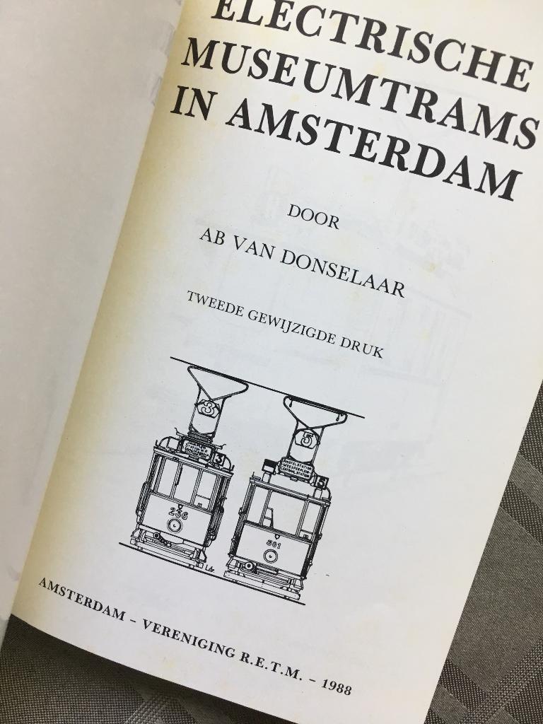 Electrische museumtrams in Amsterdam / 1988, Verzamelen, Spoorwegen en Tramwegen, Ophalen of Verzenden, Zo goed als nieuw, Tram