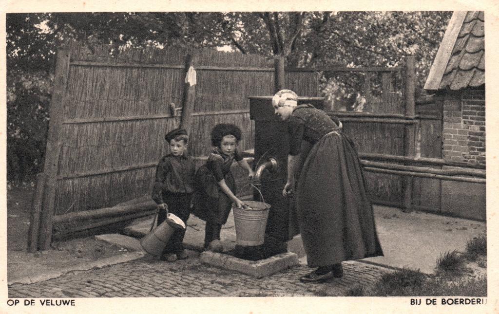 Op de Veluwe, bij de boerderij (1950) 131285, Ophalen of Verzenden, 1940 tot 1960, Gelopen, Gelderland