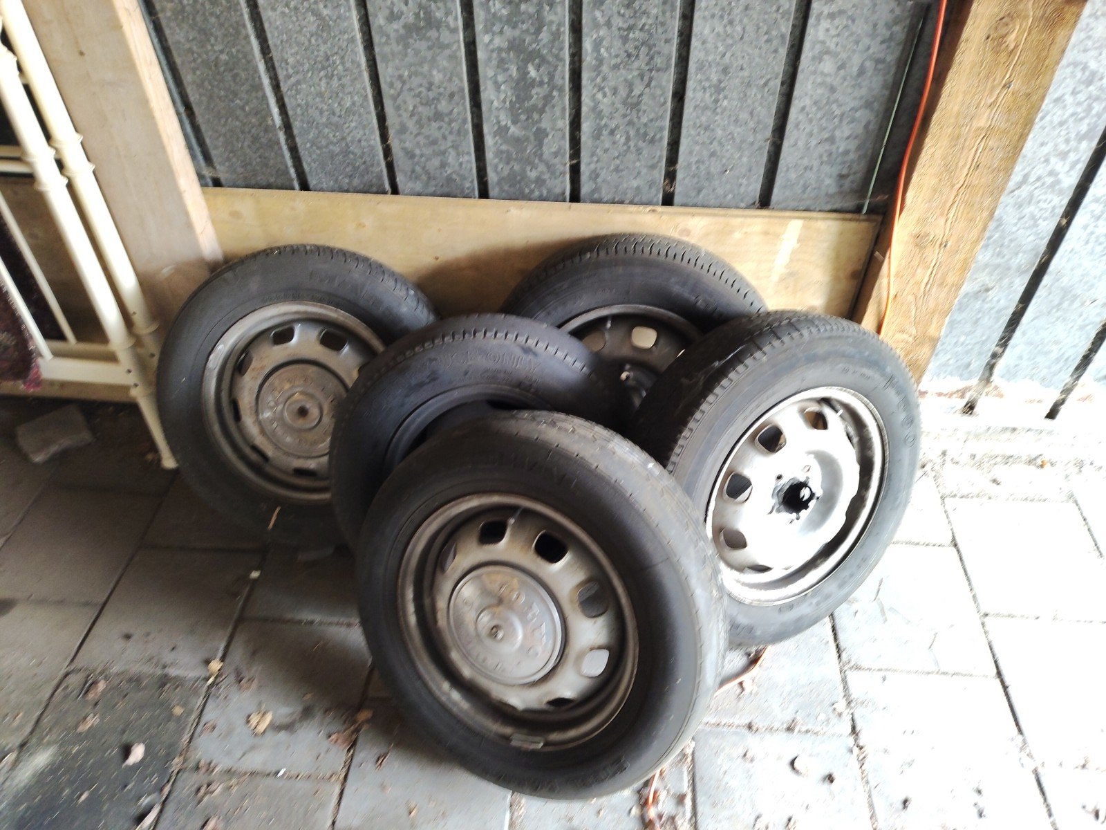 Velgen Volvo 142 met Spare velg, Ophalen of Verzenden, Zomerbanden, Velg(en)