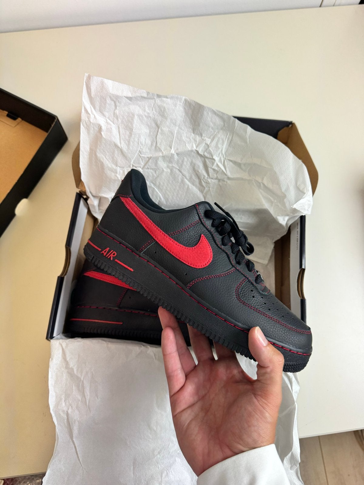Nike Air Force 1 '07 LV8 Zwart/Rood - Maat 40.5 bred, -, Zwart, -, Nieuw
