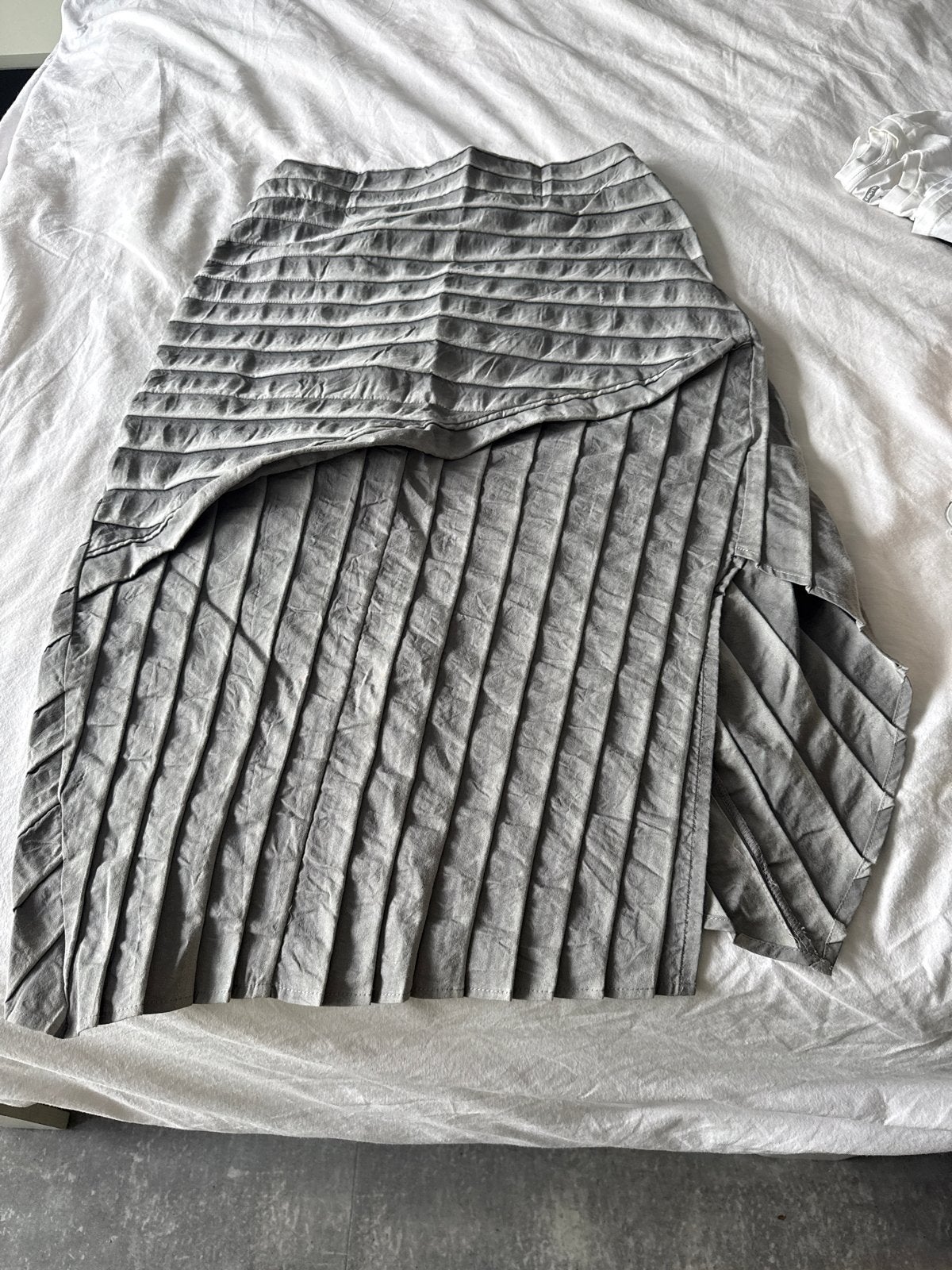 Aparte grijze rok van Absolut, maat 2(38/40), Kleding | Dames, Rokken, Maat 38/40 (M), Ophalen of Verzenden, Knielengte, Grijs