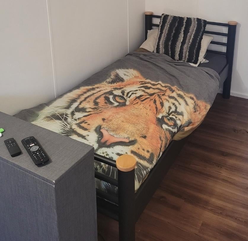 Bed 1 persoons ledikant zwart metaal, Kinderen en Baby's, Kinderkamer | Bedden, Ophalen, 85 tot 100 cm, Gebruikt, Minder dan 140 cm