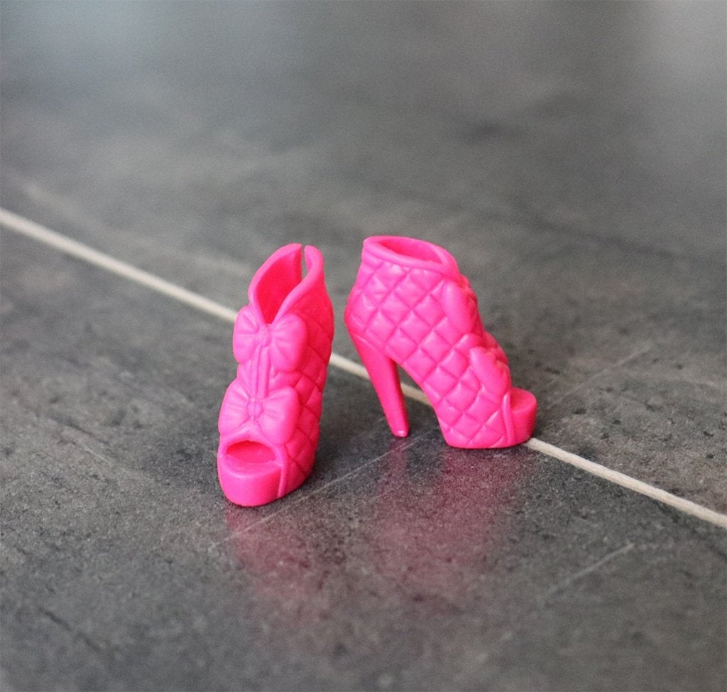 Barbie kleding nieuw - Originele hakken schoenen strikken, Ophalen of Verzenden, Nieuw, Barbie