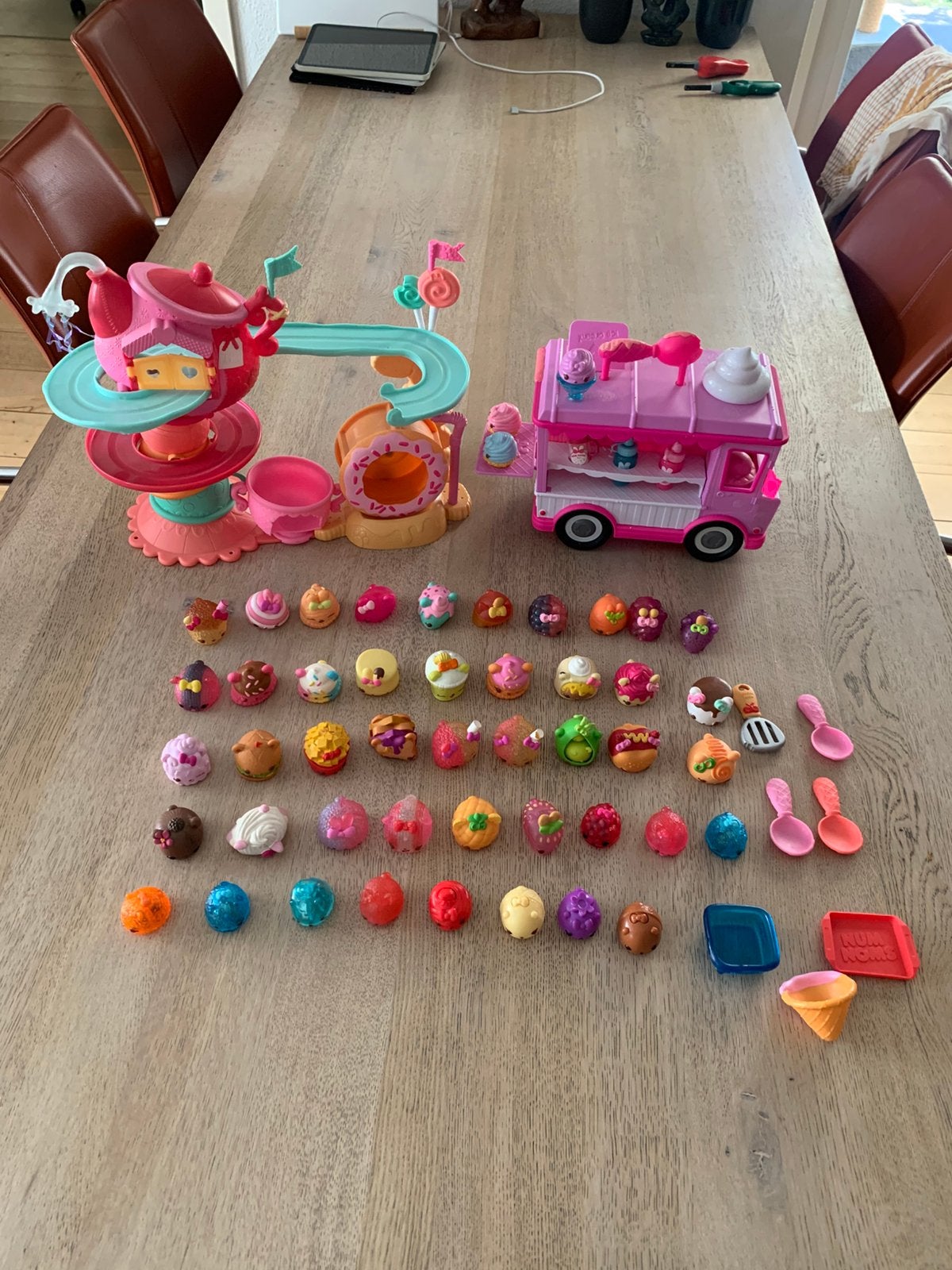 Numnoms poppetjes, ijswagen en speelbaan, Ophalen of Verzenden, Gebruikt, Meisje