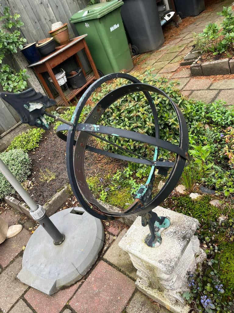 Armillarium bol met stenen sokkel - Tuindecoratie, Tuin en Terras, Tuinbeelden, Ophalen, Gebruikt, Metaal, Abstract beeld