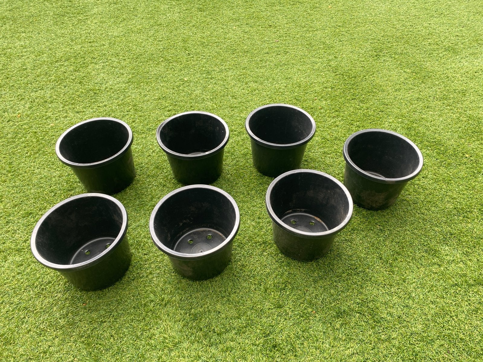 Set van 7 gebruikte zwarte plantenpotten, 25 tot 40 cm, Kunststof, Gebruikt, Rond