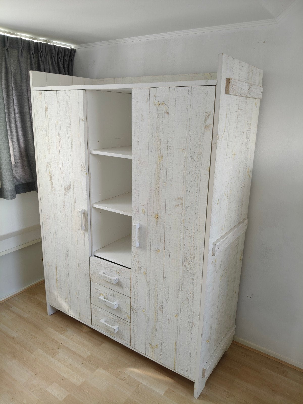 Houten whitewash kast met 2 deuren, 3 open vakken en 3 lades, Huis en Inrichting, Kasten | Kledingkasten, 100 tot 150 cm, Zo goed als nieuw