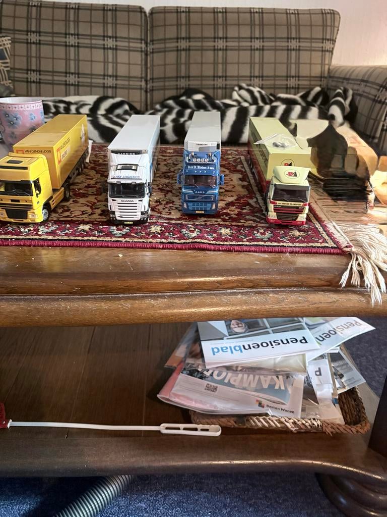Vier modelvrachtwagens, Hobby en Vrije tijd, Modelauto's | 1:50, Ophalen of Verzenden, Gebruikt, Overige merken