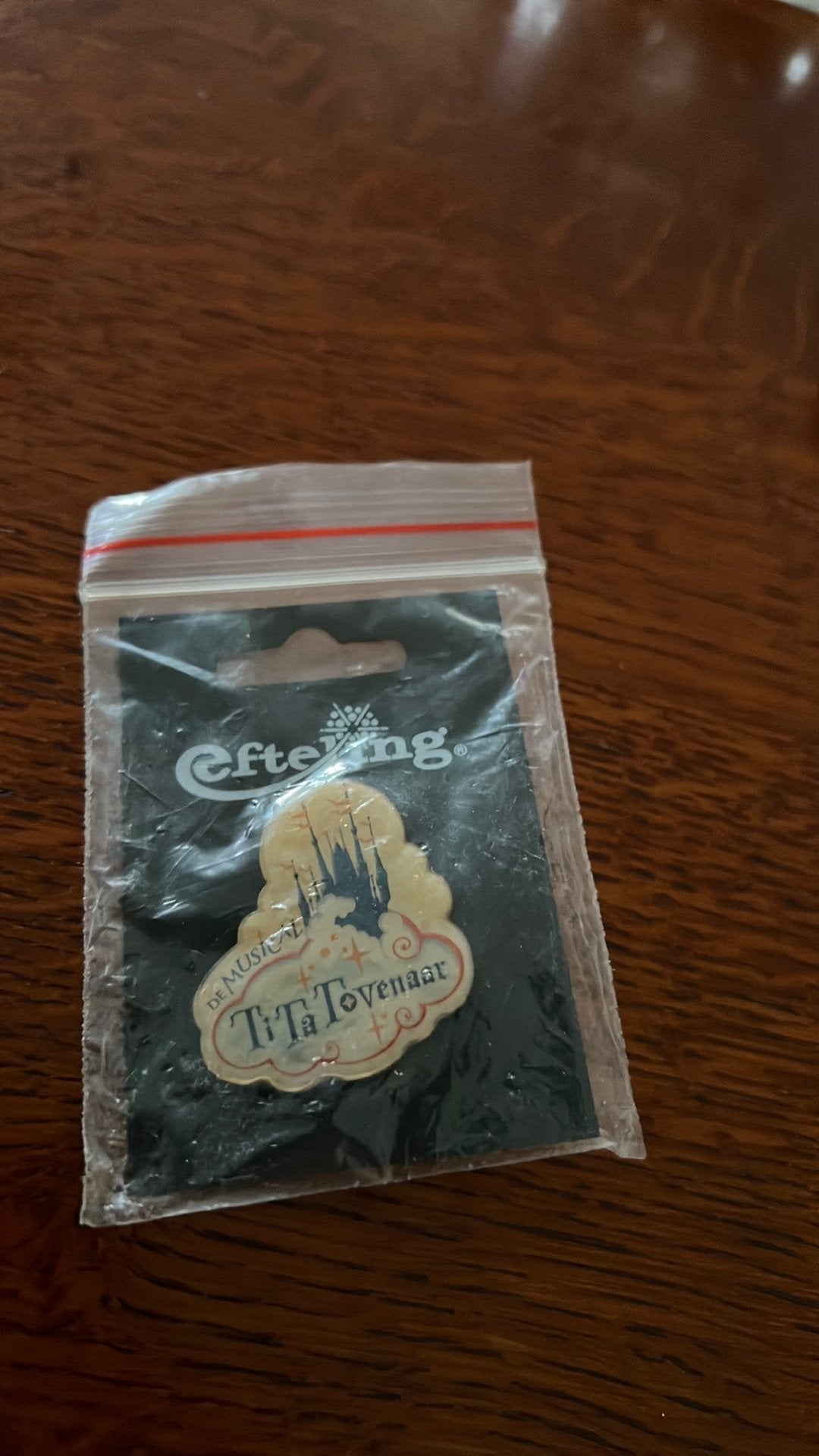 Efteling pin tita tovenaar, Ophalen of Verzenden, Zo goed als nieuw, Button of Speldje