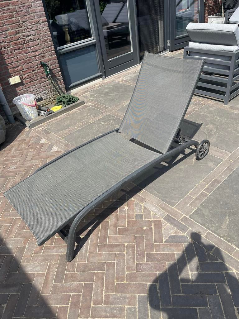 Grijze Ligbed met Wielen - Verstelbaar en Comfortabel, Tuin en Terras, Ligbedden, Ophalen, Gebruikt, Textileen, Verstelbaar