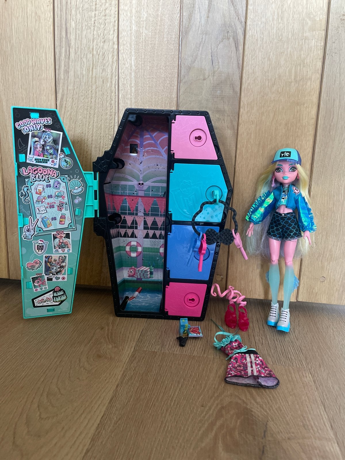 Monster High Pop met Koffer - Lagoona Blue, Ophalen of Verzenden, Gebruikt, Overige typen