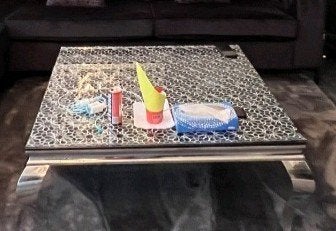 Zwarte glazen tafel met zilveren poten, Ophalen
