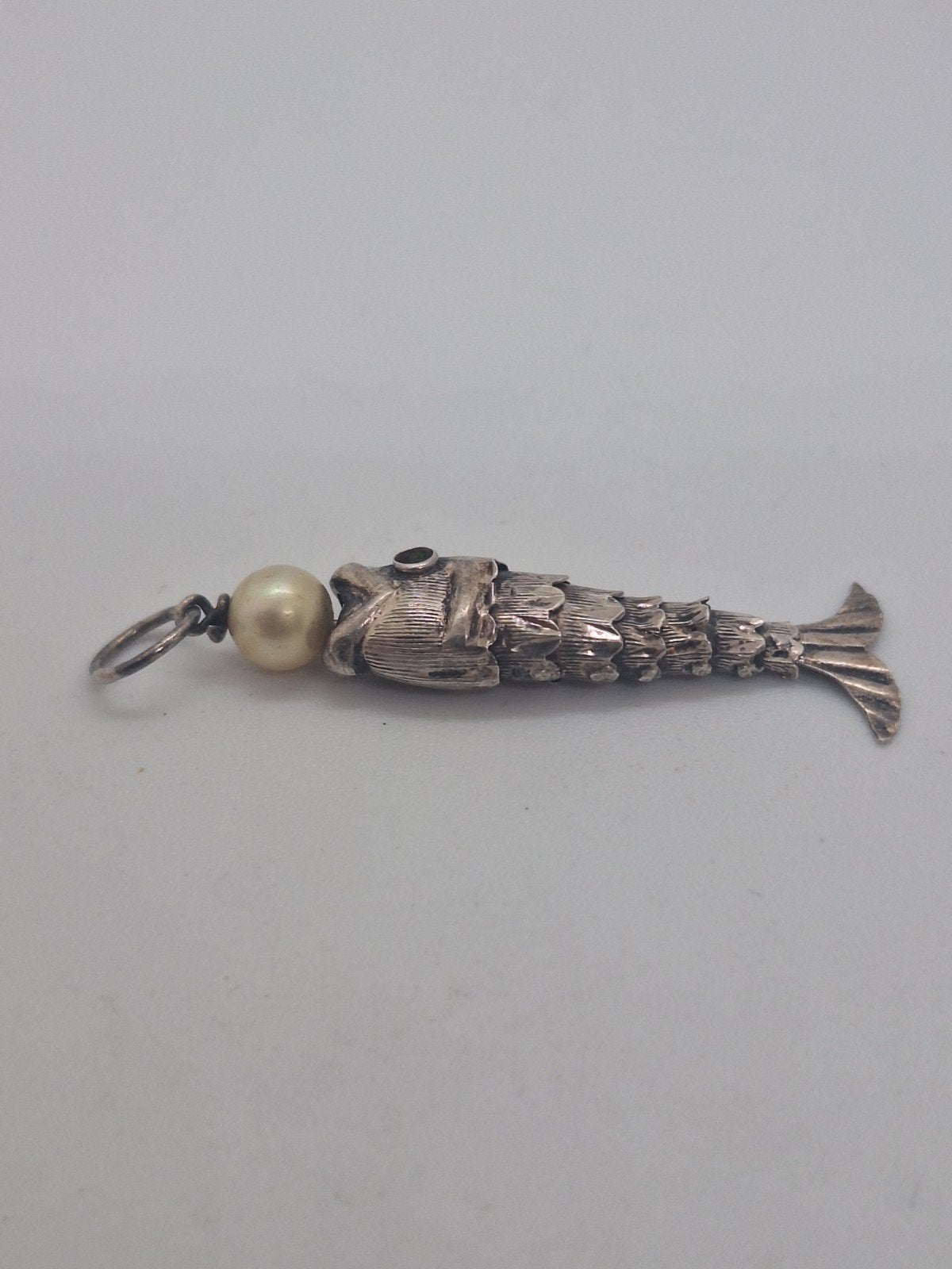 Zilveren beweegbare vis met onyx en parel - 4 cm, Sieraden, Tassen en Uiterlijk, Ophalen of Verzenden, Zilver, Hanger, Met edelsteen