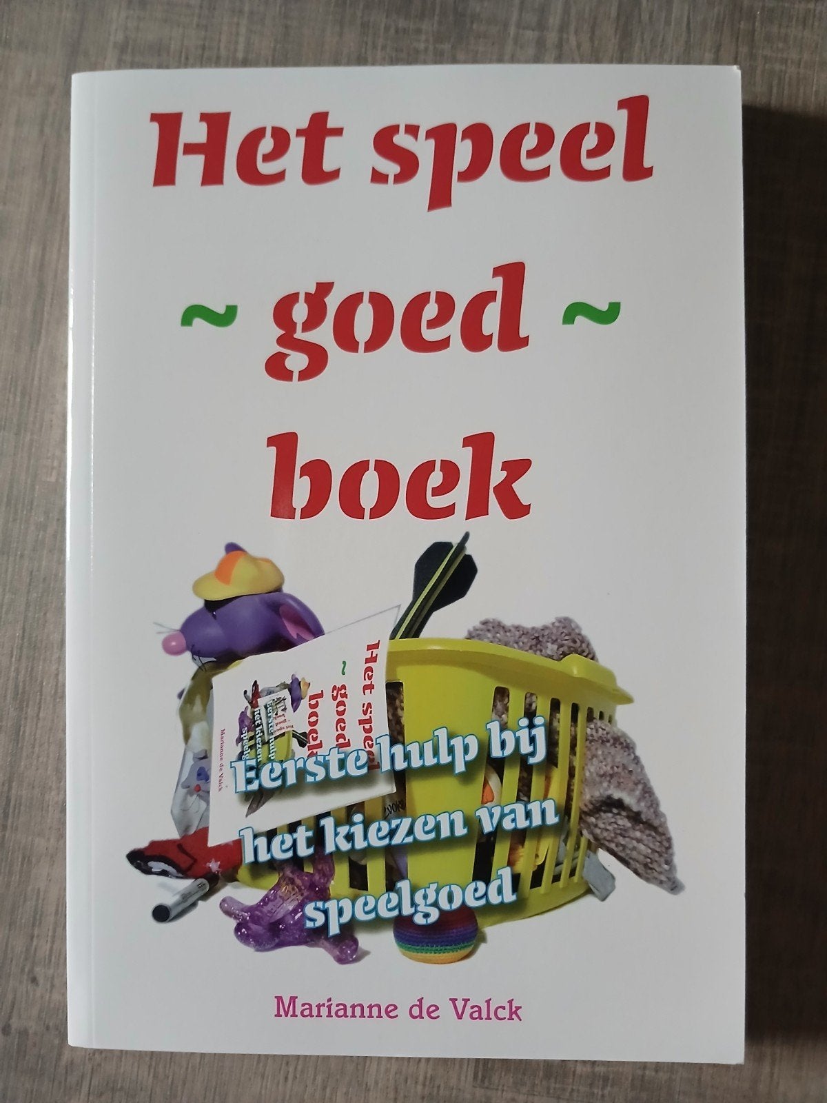 M. de Valck - Het speelgoedboek, Ophalen of Verzenden, Zo goed als nieuw, M. de Valck