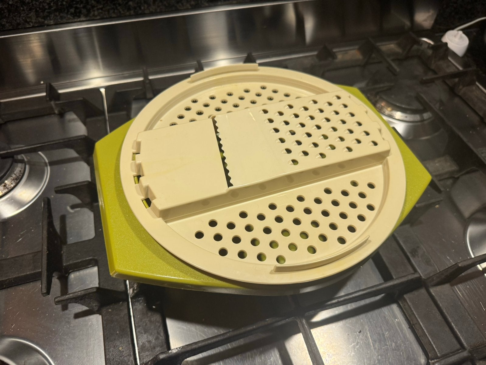 Tupperware Multifunctionele Rasp / Groentesnijder, Gebruikt, Overige typen, Ophalen of Verzenden, Met inzet