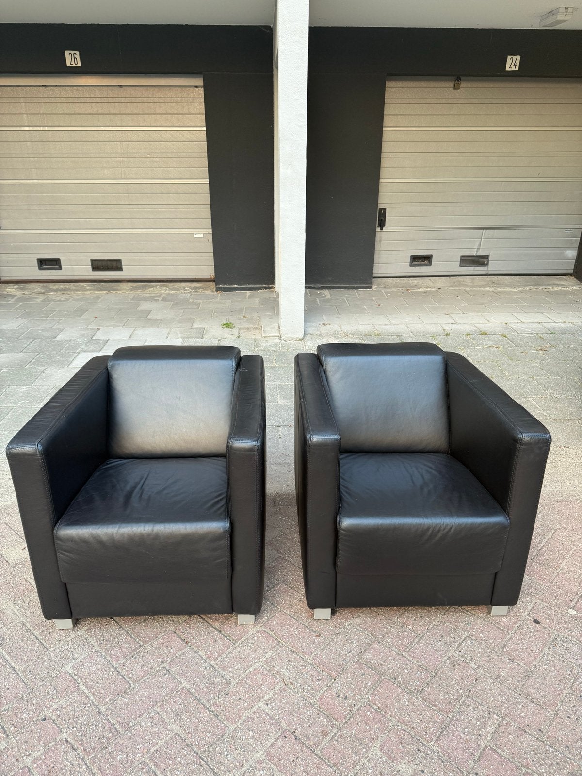Twee lederen stoelen in bijzonder goede staat, Huis en Inrichting, Stoelen, Twee, Zwart, Leer, Ophalen of Verzenden
