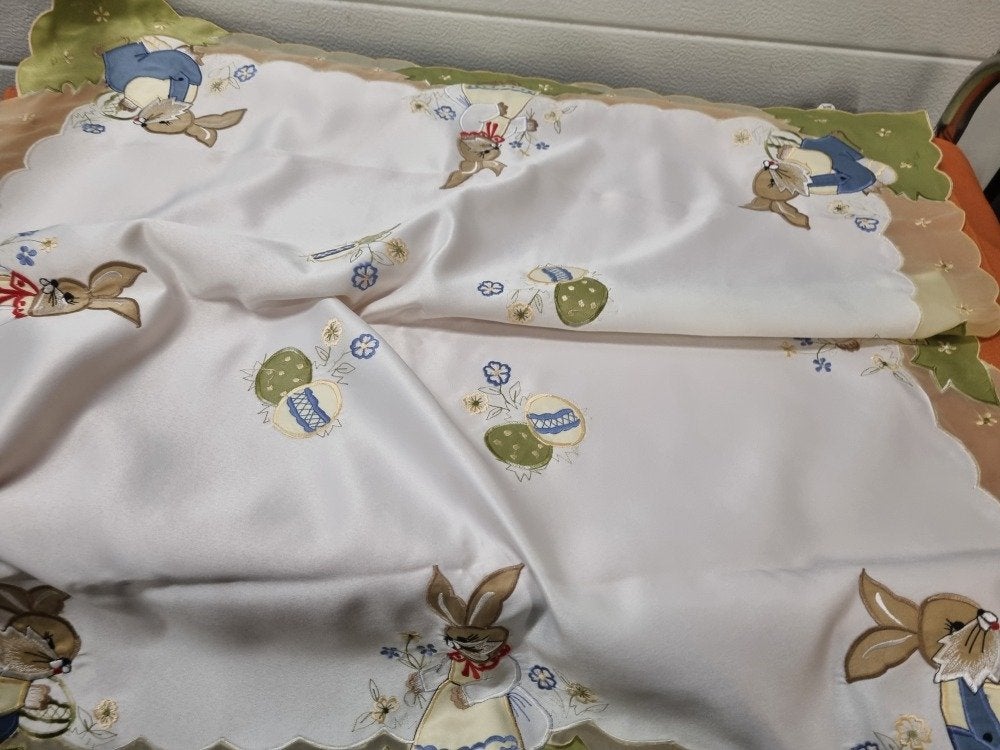 tafelkleed pasen met konijnen en eieren, Ophalen of Verzenden, 'T Olde Gre-j, Info@toldegrej.nl, Endepoelstraat 20f Didam