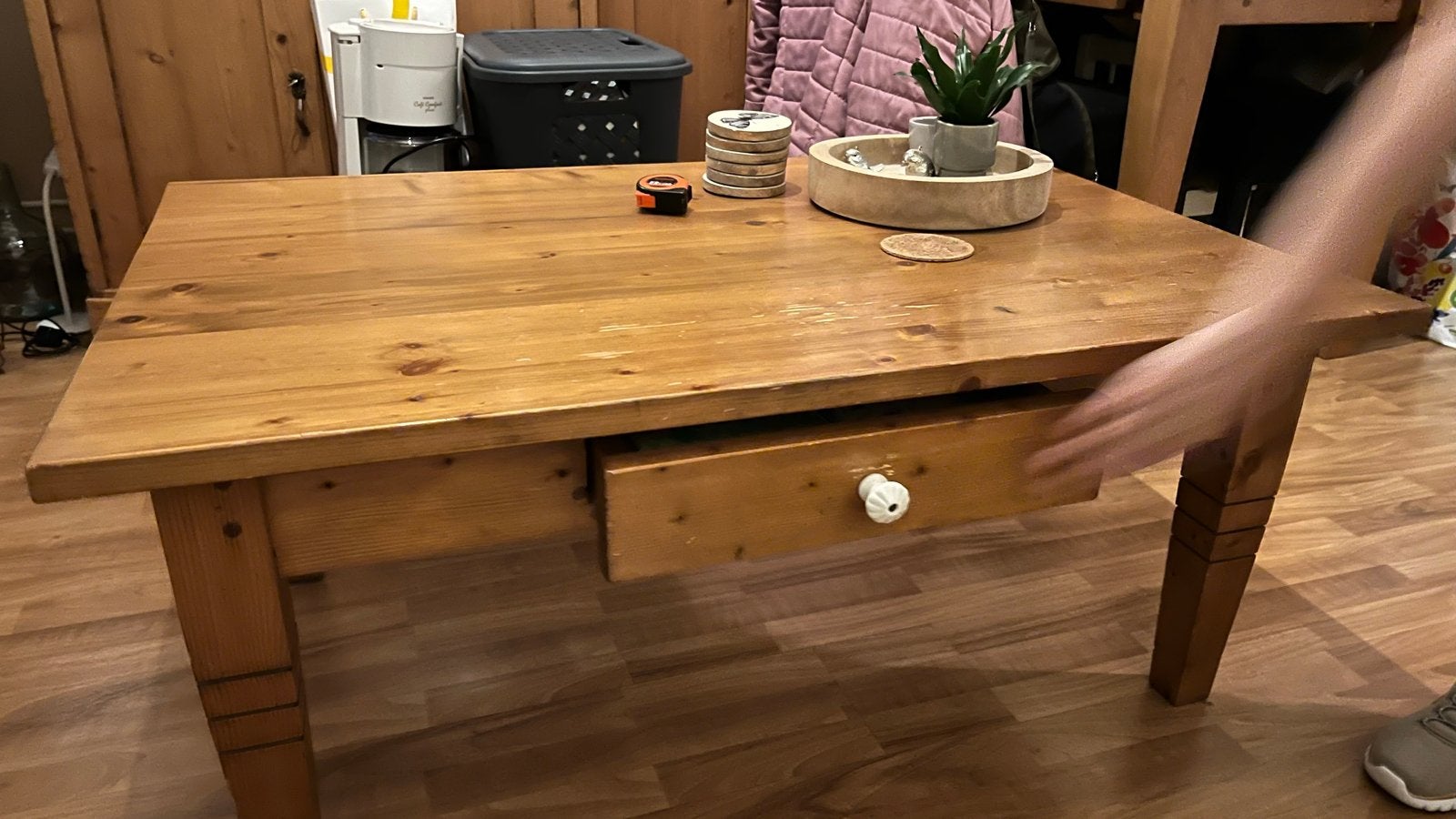 Grenen houten salontafel met lade, Ophalen, 50 – 75, Gebruikt, 100 tot 150 cm