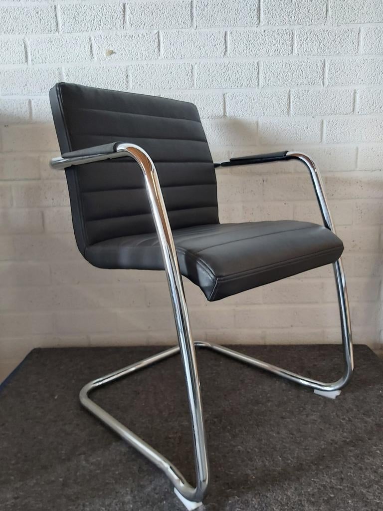 Luxe lederlook stapelstoel, Huis en Inrichting, Stoelen, Ophalen, Zwart, Zo goed als nieuw, Vijf, Zes of meer stoelen