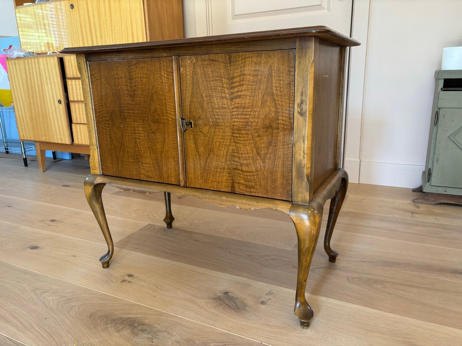 Vintage houten kastje met sierlijke poten, Huis en Inrichting, Kasten | Overige, Ophalen, Gebruikt