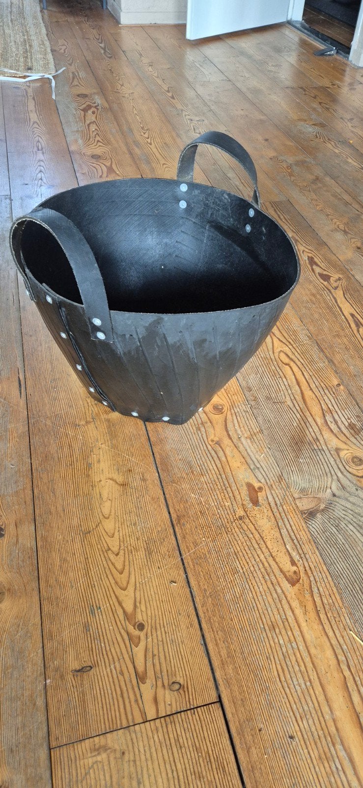 Robuuste Zwarte Mand van Gerecycled Materiaal, Huis en Inrichting, Woonaccessoires | Schalen en Manden, Ophalen of Verzenden, Rond