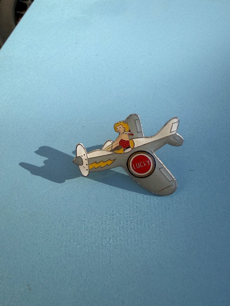 Vintage Pin van Sigarettenmerk Lucky Strike vliegtuig girl, Ophalen of Verzenden, Gebruikt, Merk, Speldje of Pin