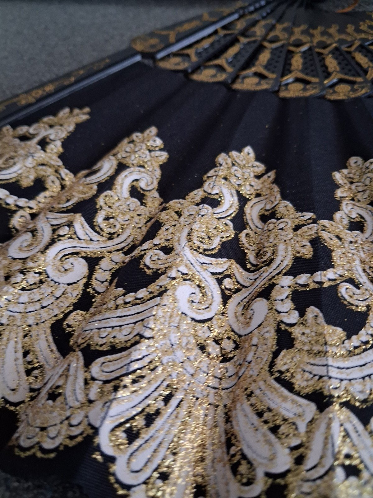 2 PRACHTIGE ZEER DECORATIEVE (HAND)WAAIERS ZWART/GOUDKLEURIG, Antiek en Kunst, Antiek | Kleding en Accessoires, Ophalen of Verzenden