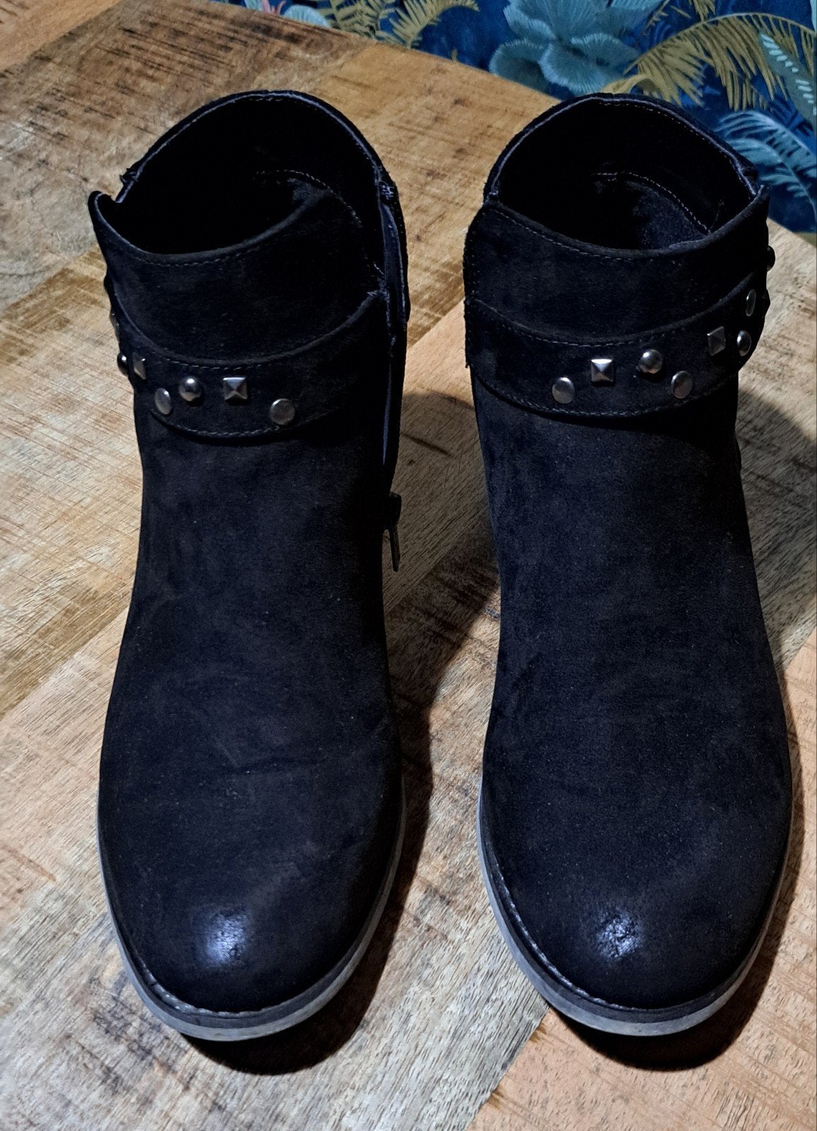 Zwarte enkellaarsjes met studs - Maat 38, Kleding | Dames, Ophalen of Verzenden, Zo goed als nieuw, Zwart, Lage of Enkellaarzen