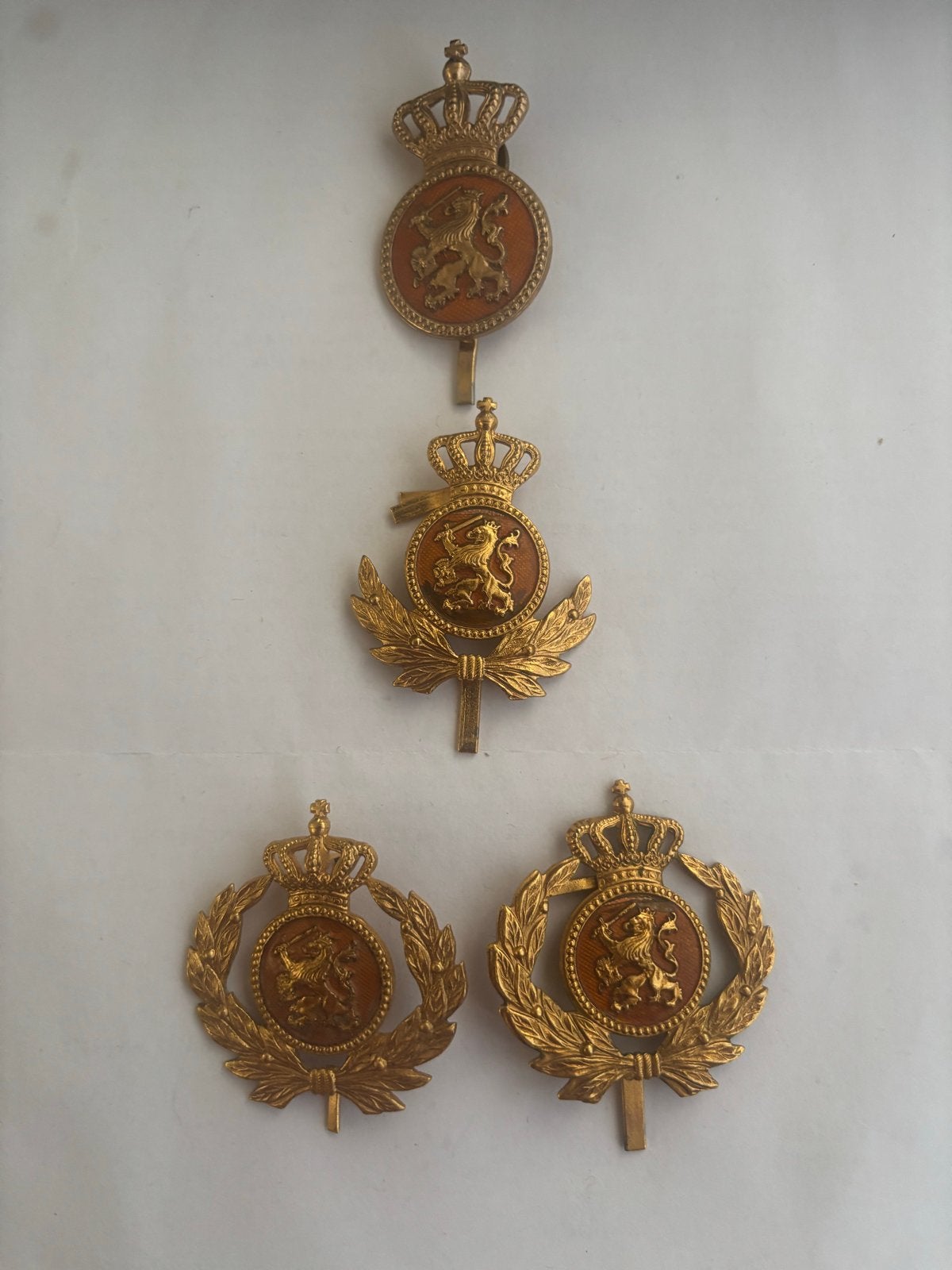 4 lotjes pet emblemen Koninklijke Landmacht en KMar, Ophalen of Verzenden, Landmacht, Nederland, Embleem of Badge
