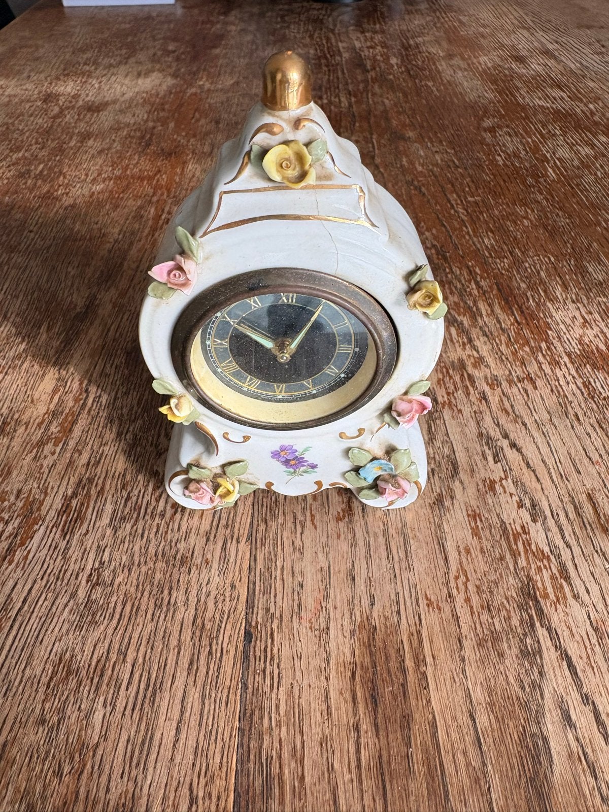 Antieke porseleinen tafelklok met bloemdecoratie, Antiek en Kunst, Ophalen
