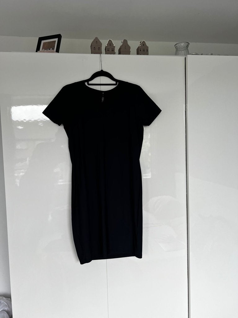 zwart jurkje van travel stof met een v hals maat M  NED, Kleding | Dames, Jurken, Maat 38/40 (M), Verzenden, Zwart, Zo goed als nieuw