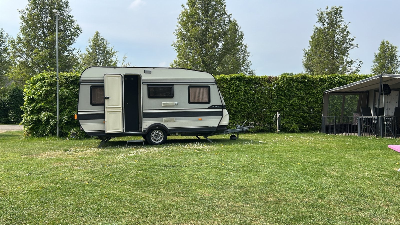 Hobby 430 Classic met voortent en inboedel, Caravans en Kamperen, Caravans, Vast bed, Treinzit, Particulier, 5 tot 6 meter