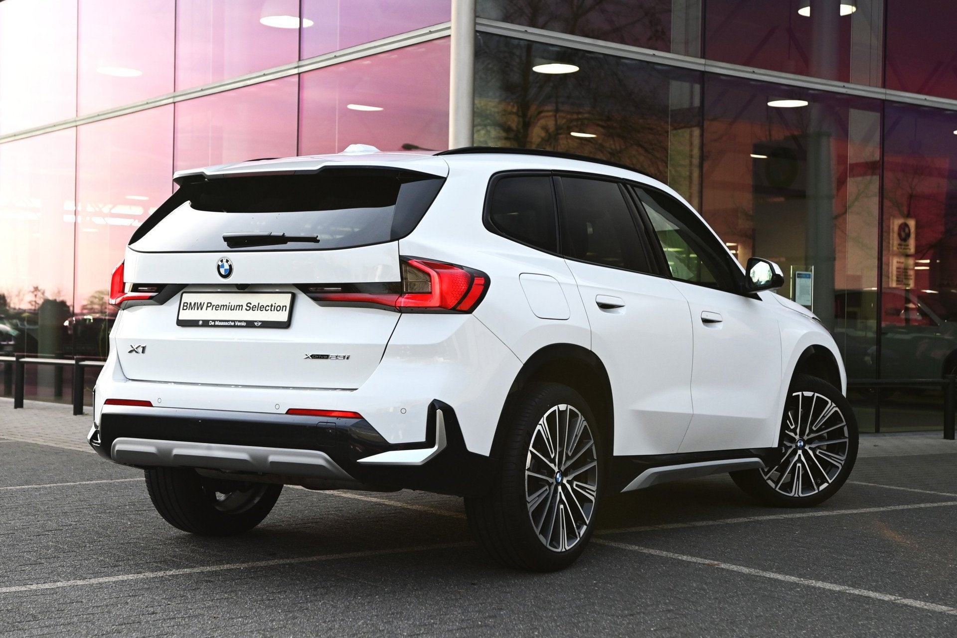 BMW X1 xDrive23i High Executive xLine Automaat / Panoramadak, Auto's, Gebruikt, Zwart, 4 cilinders, Wit