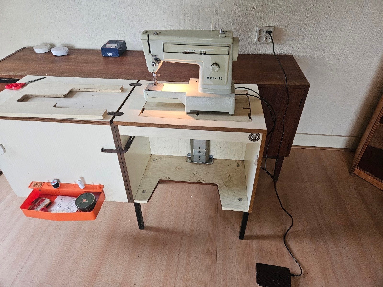 Merritt 161 naaimachine met meubel - Werkend, Ophalen, Gebruikt, Naaimachine, Overige merken