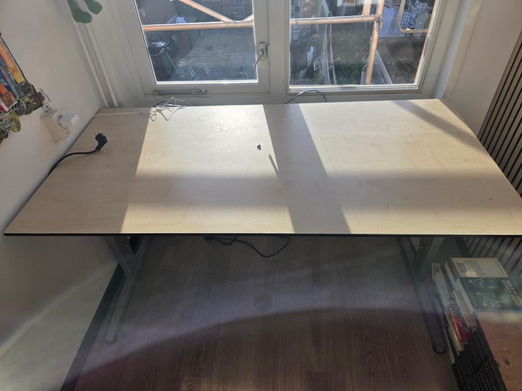 in hoogte verstelbaar bureau met kabelgoot en stekkerblok, Ophalen, In hoogte verstelbaar, Zo goed als nieuw, Zit-sta bureau