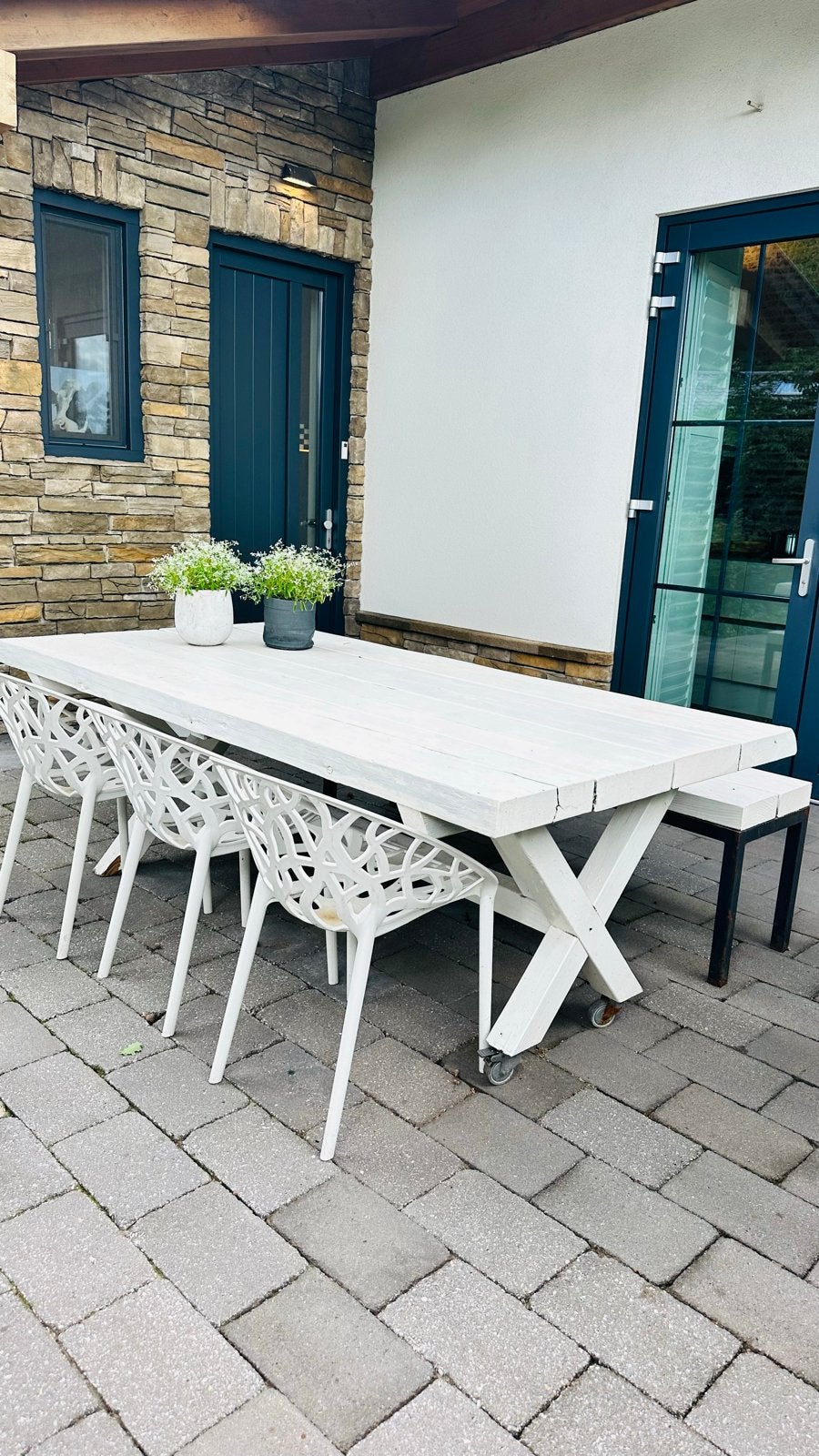Foto 3 van Zware witte buitentafel 110x210 met bank en 3 stoelen