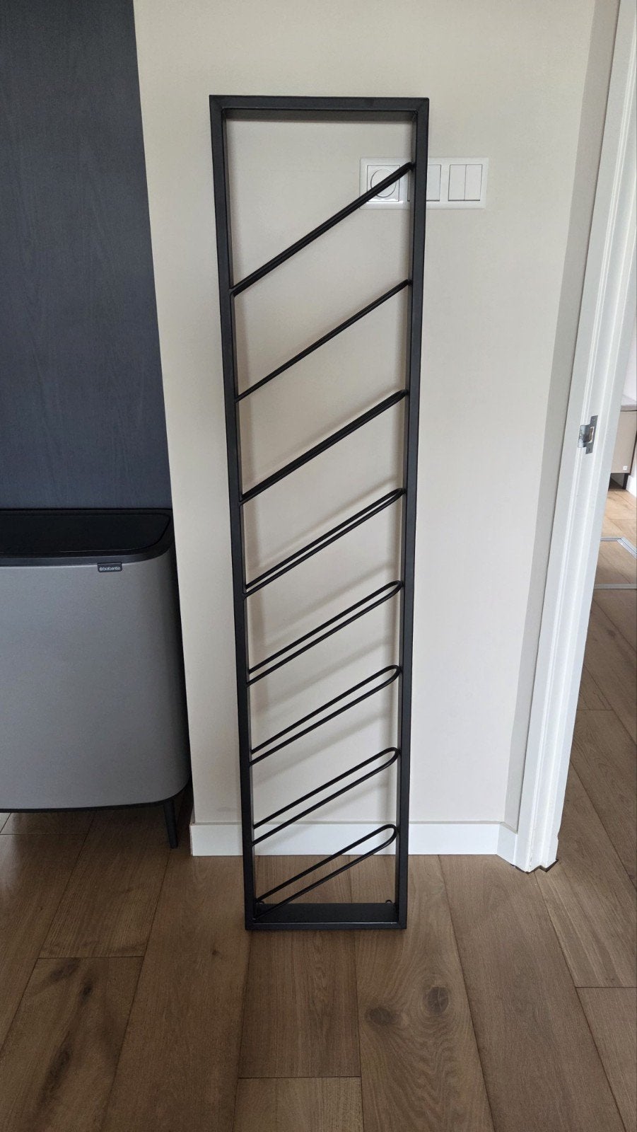 Zwart metalen wand wijnrek - 8 plekken, Ophalen, Zo goed als nieuw