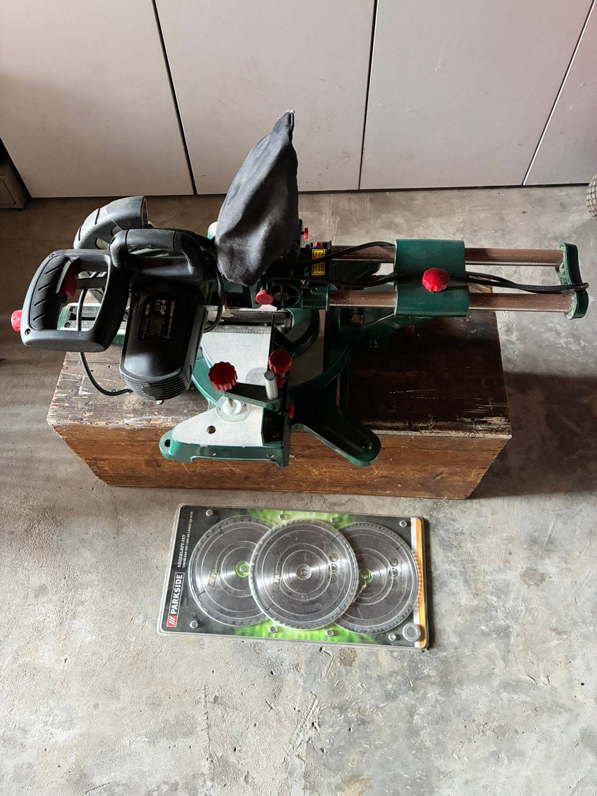 Parkside PZKS 1500 A1 afkortzaag + 3 extra zaagbladen, Ophalen, 70 mm of meer, Zo goed als nieuw, Afkortzaag